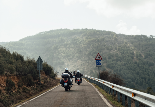 A Beginner’s Guide To The Motorcycle Wave: When And How To Wave